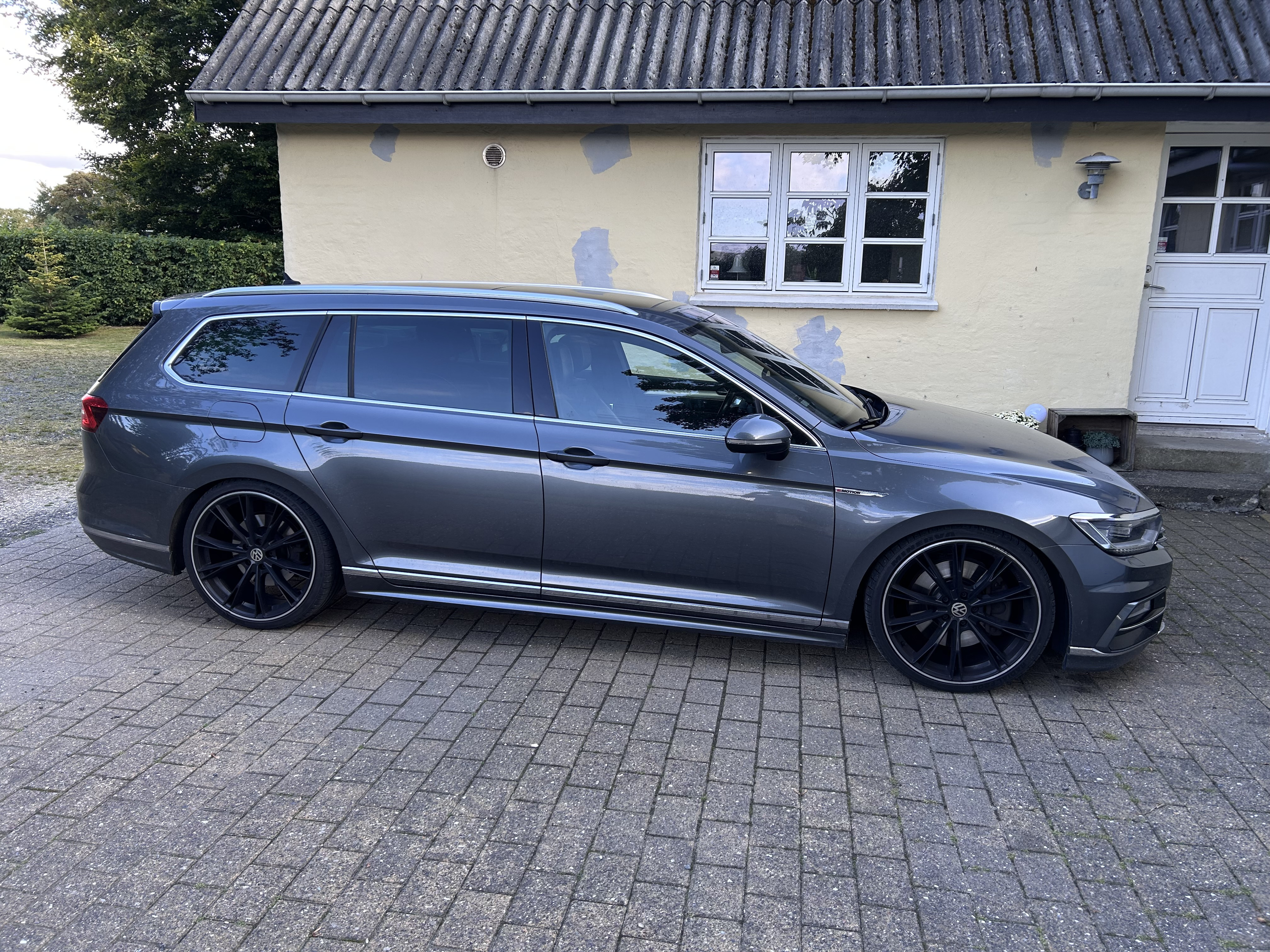 Grå VW Passat fra 2015