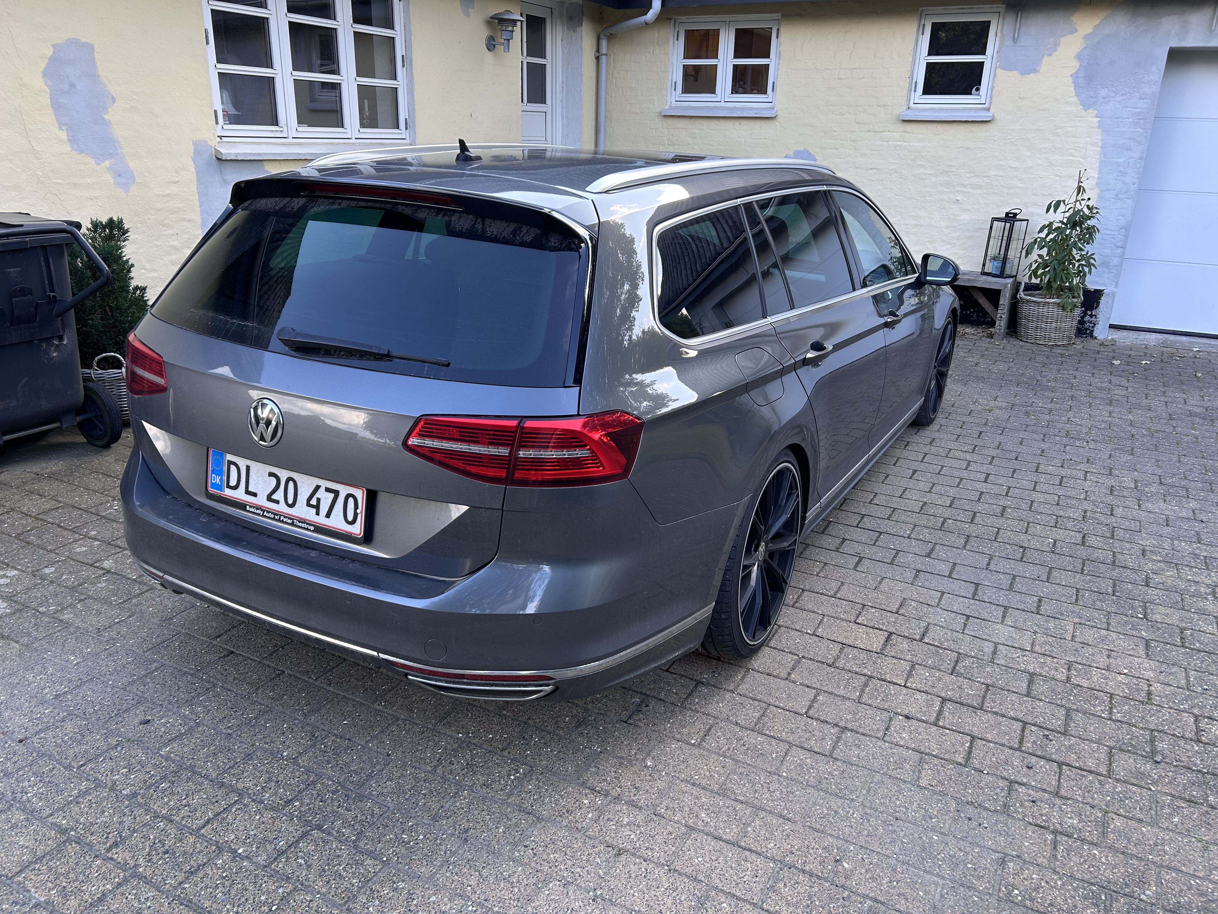 Grå VW Passat fra 2015