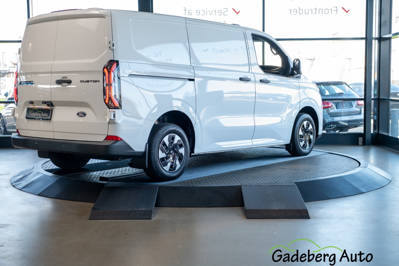 Hvid Ford E-Transit Custom 320 L1 fra 2025