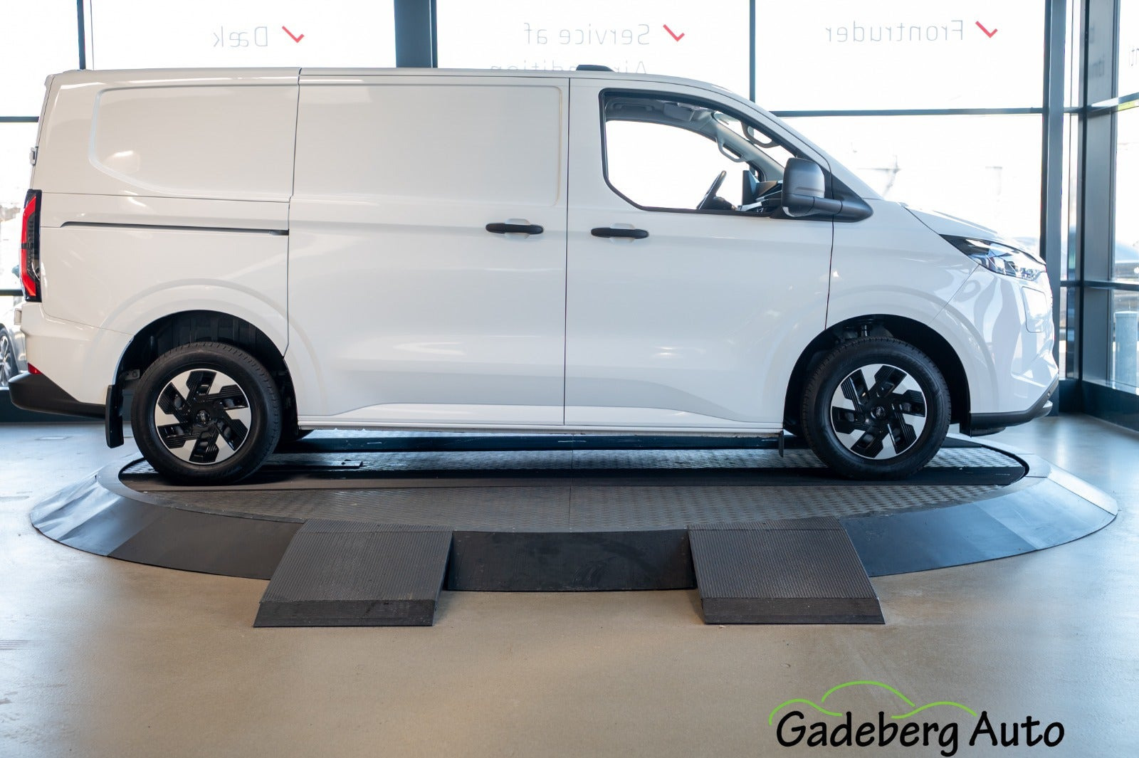 Hvid Ford E-Transit Custom 320 L1 fra 2025