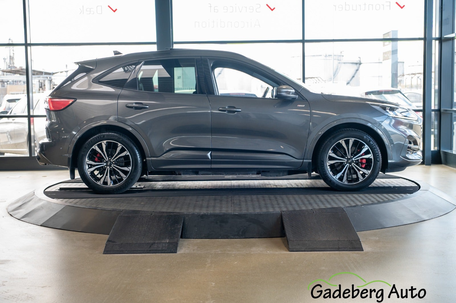 Grå Ford Kuga fra 2021