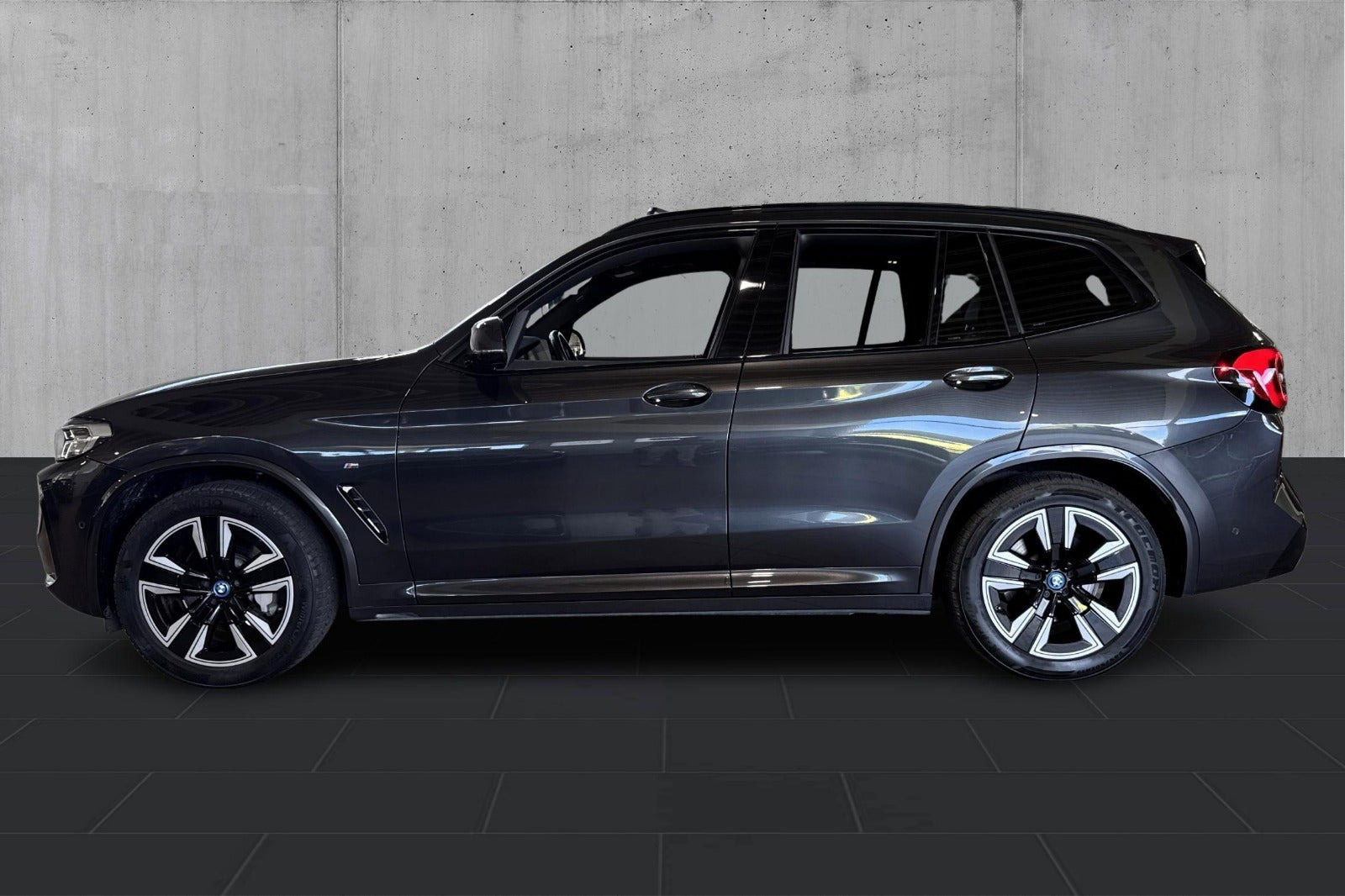 Grå BMW iX3 fra 2023