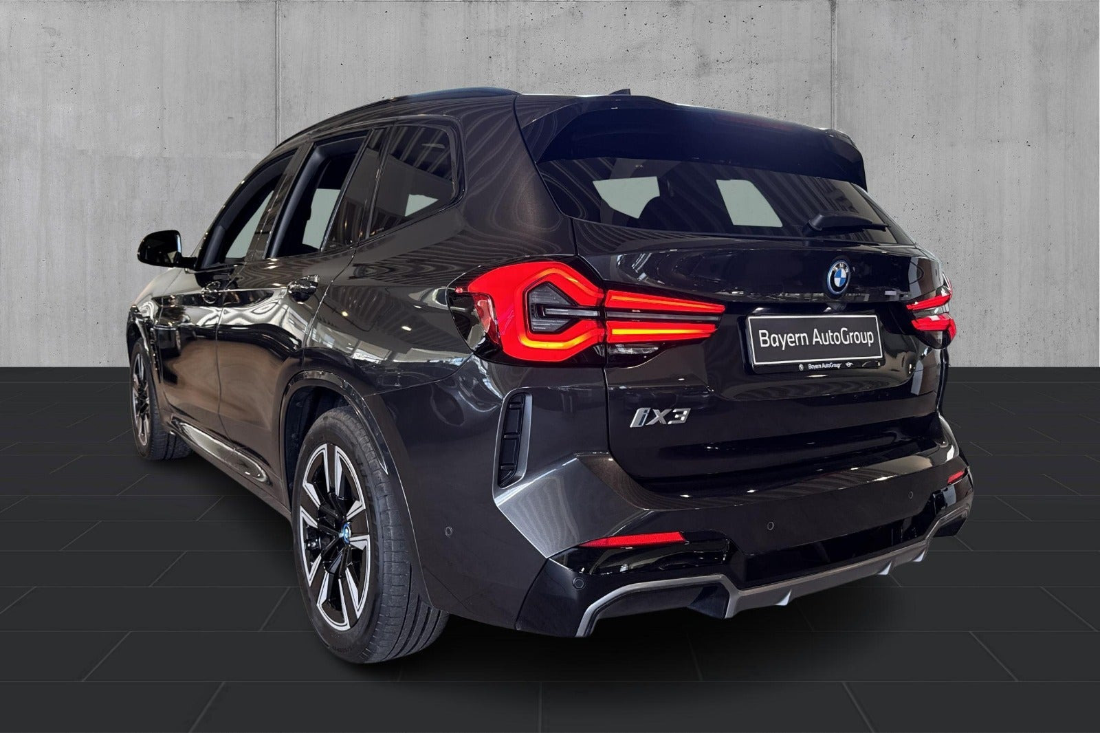 Grå BMW iX3 fra 2023