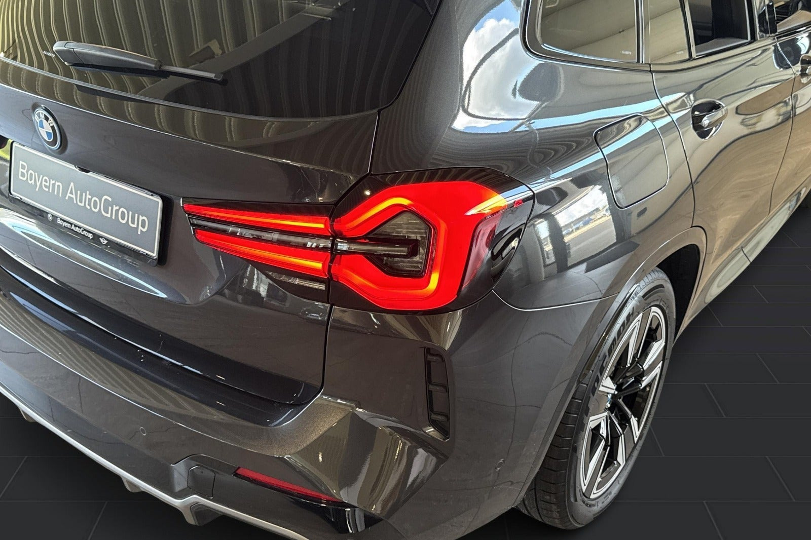 Grå BMW iX3 fra 2023