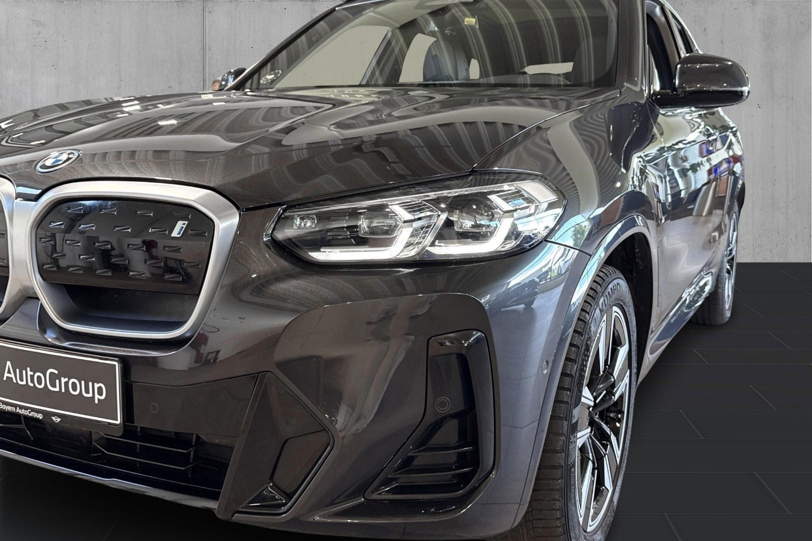 Grå BMW iX3 fra 2023