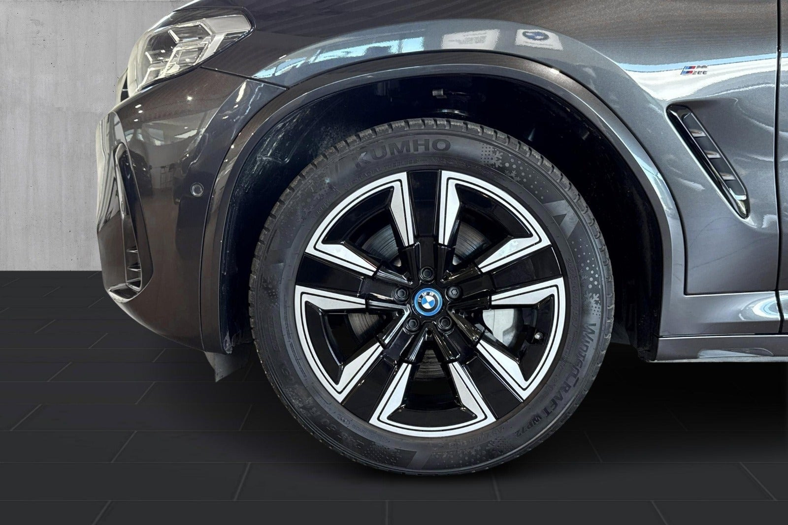 Grå BMW iX3 fra 2023