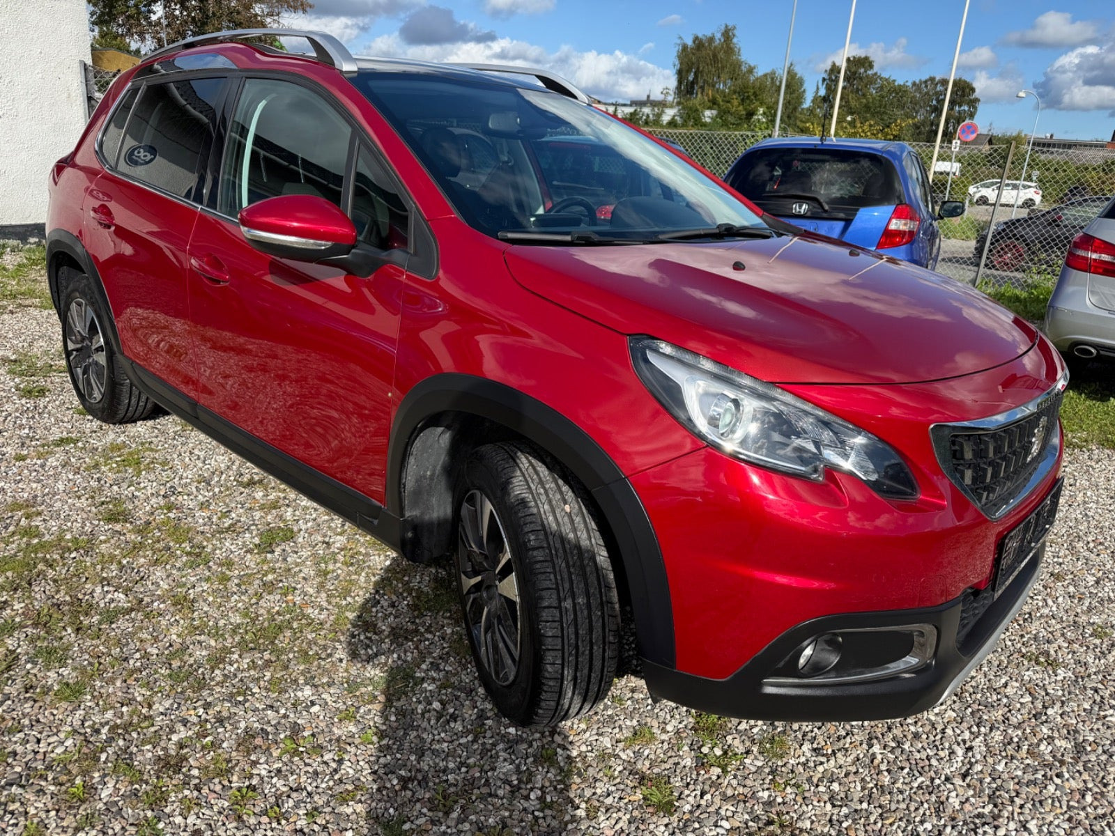 Rød Peugeot 2008 fra 2018