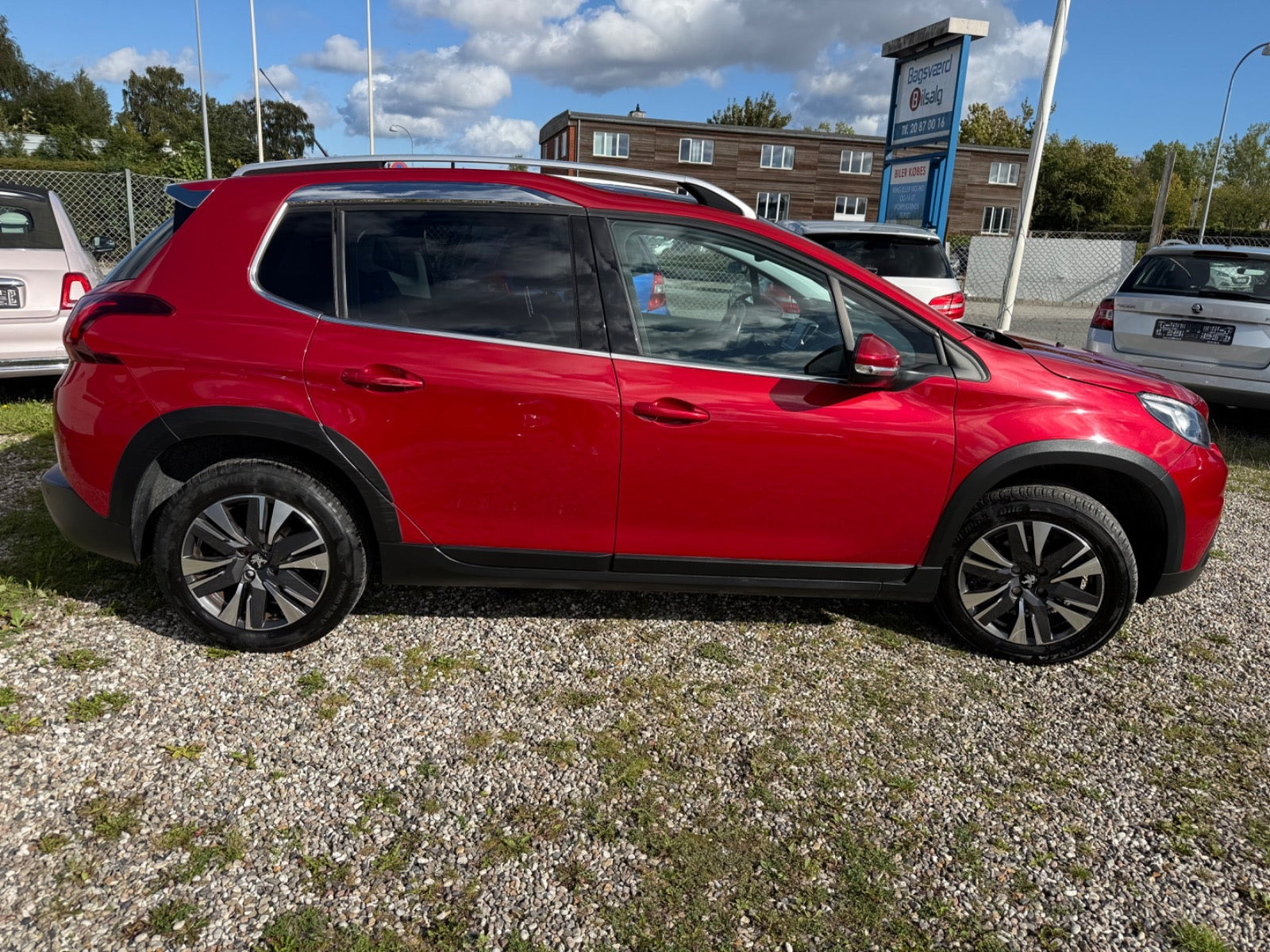 Rød Peugeot 2008 fra 2018
