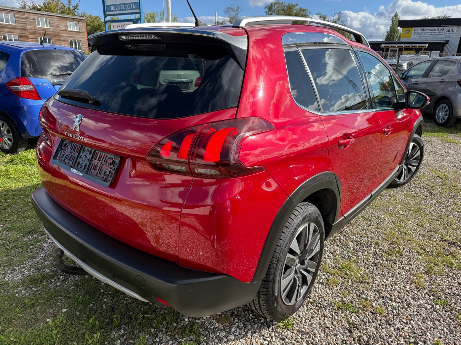 Rød Peugeot 2008 fra 2018