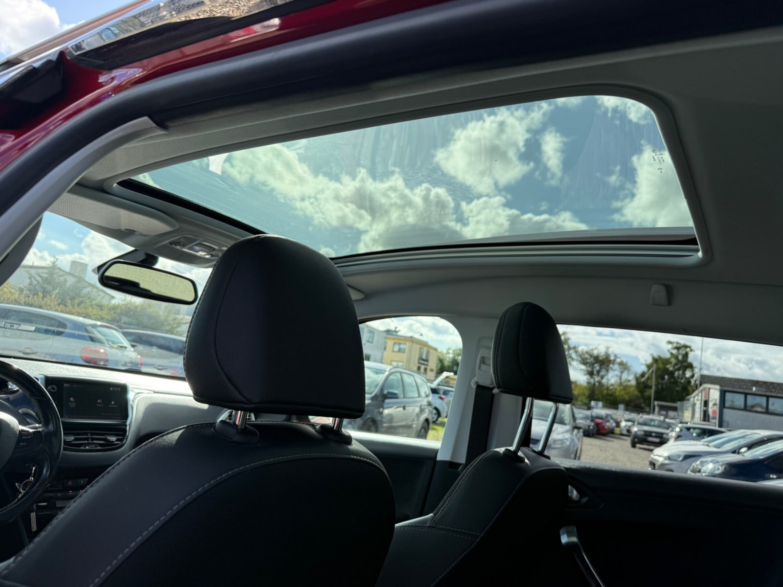 Rød Peugeot 2008 fra 2018