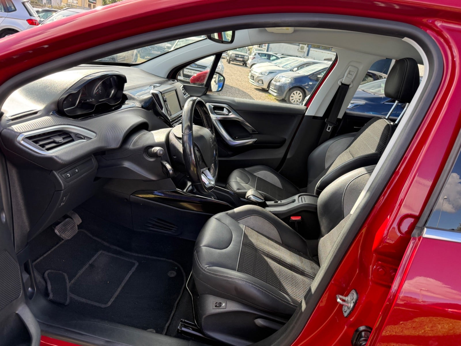 Rød Peugeot 2008 fra 2018
