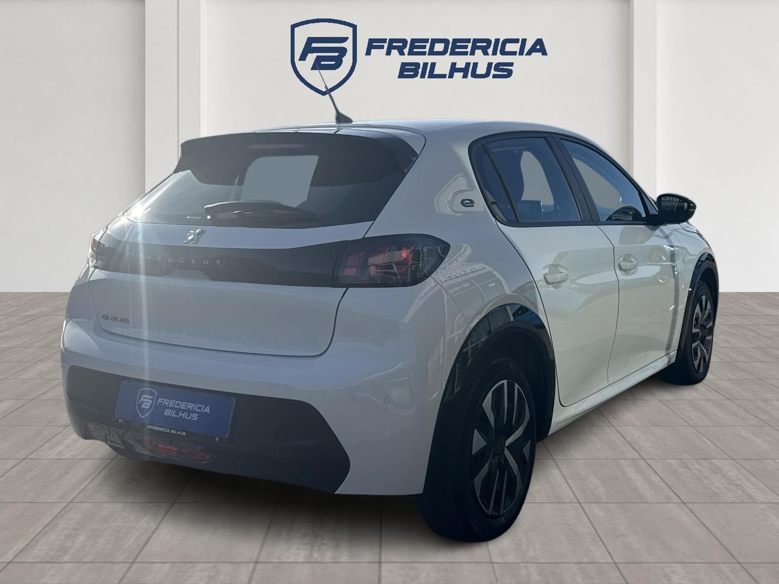Hvid Peugeot e-208 fra 2023