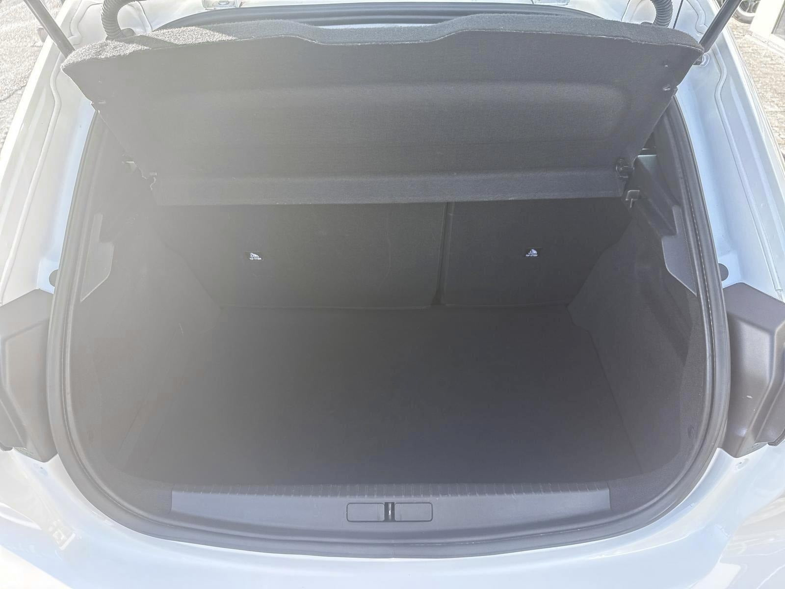 Hvid Peugeot e-208 fra 2023