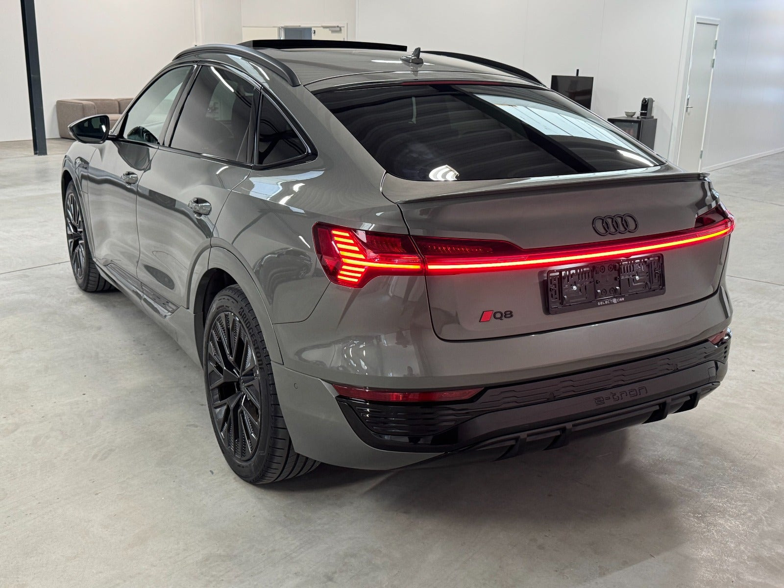 Grå Audi Q8 e-tron fra 2024