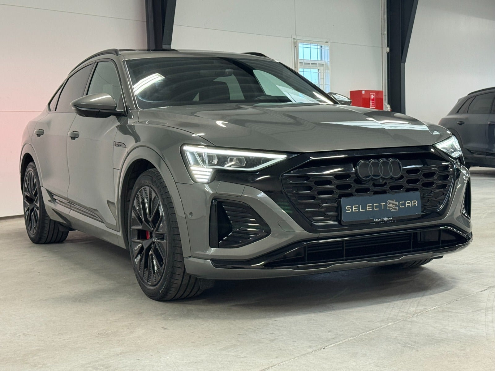 Grå Audi Q8 e-tron fra 2024
