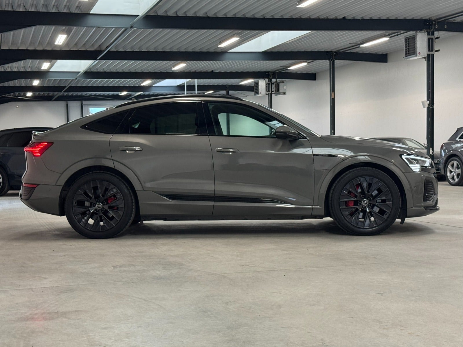 Grå Audi Q8 e-tron fra 2024