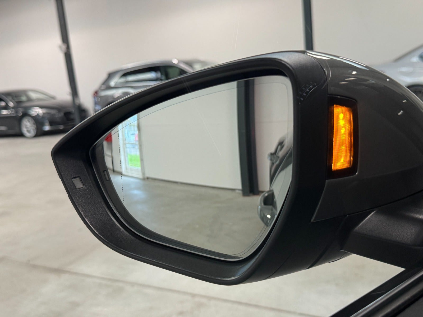 Grå Audi Q8 e-tron fra 2024