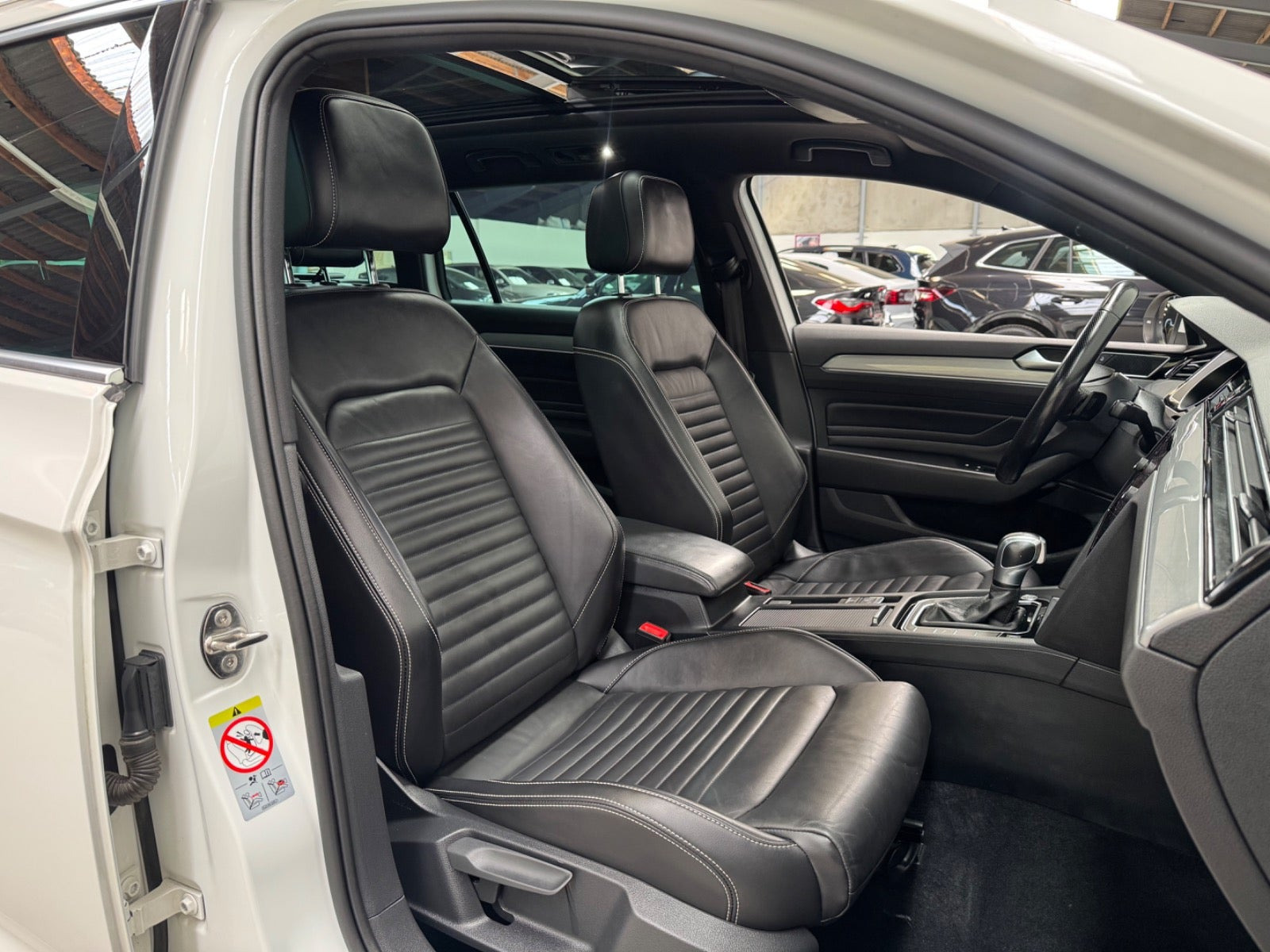 Hvid VW Passat fra 2020