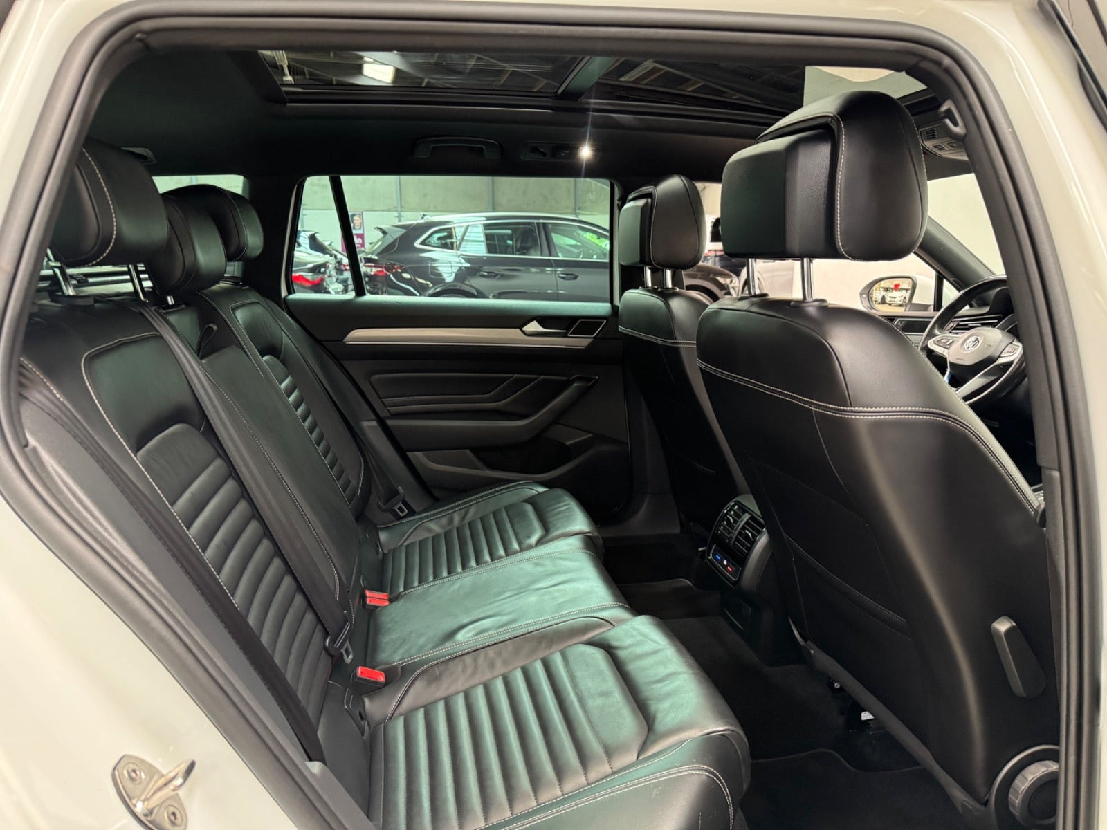 Hvid VW Passat fra 2020