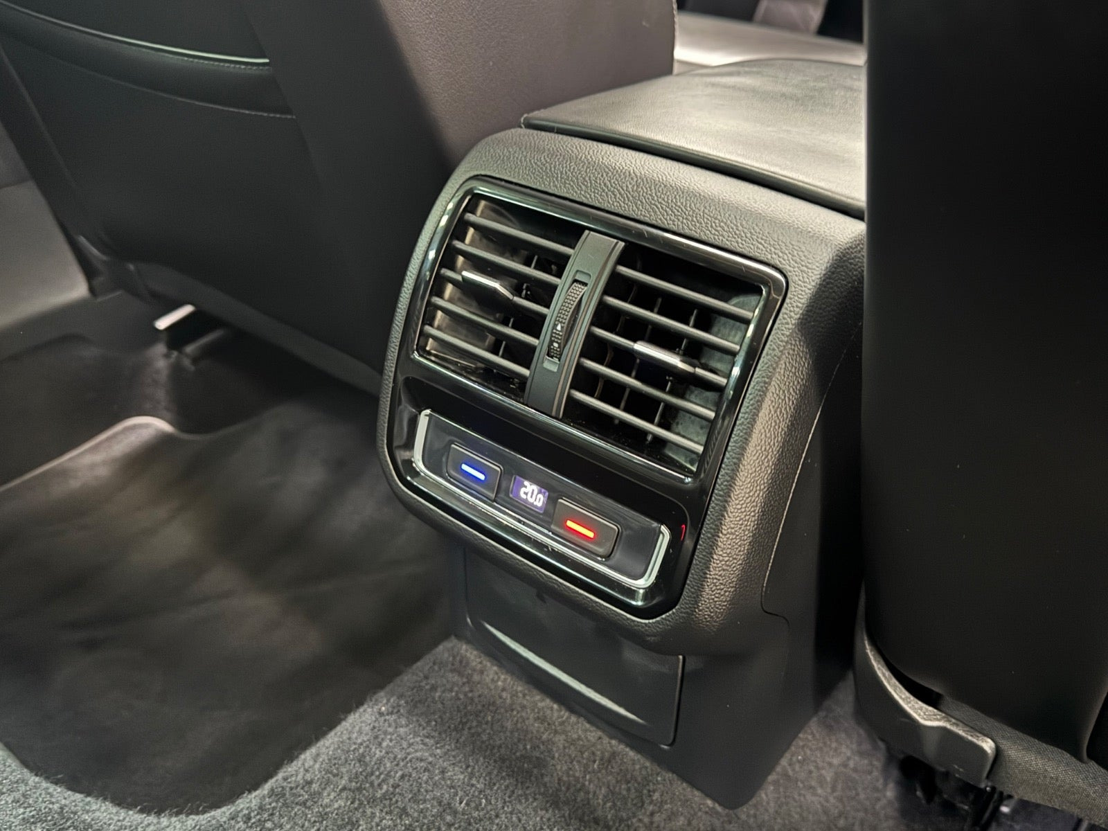 Hvid VW Passat fra 2020