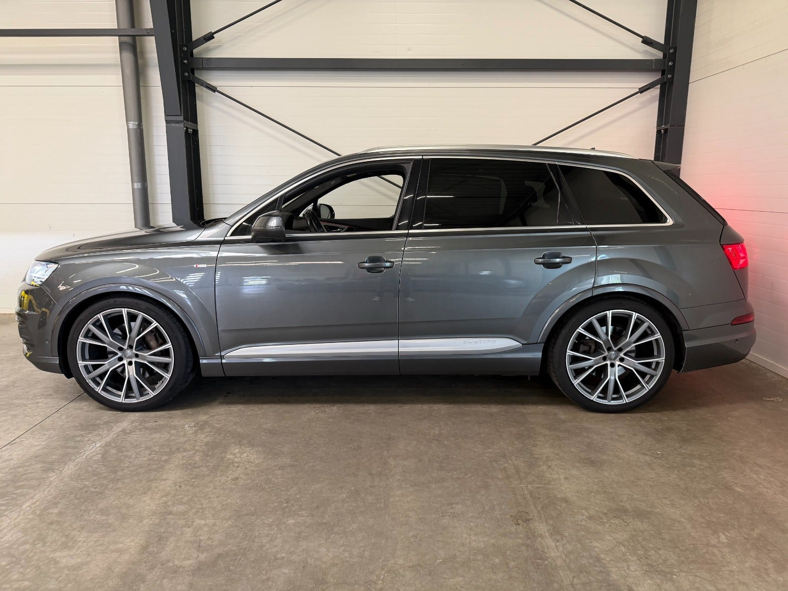 Grå Audi Q7 fra 2015