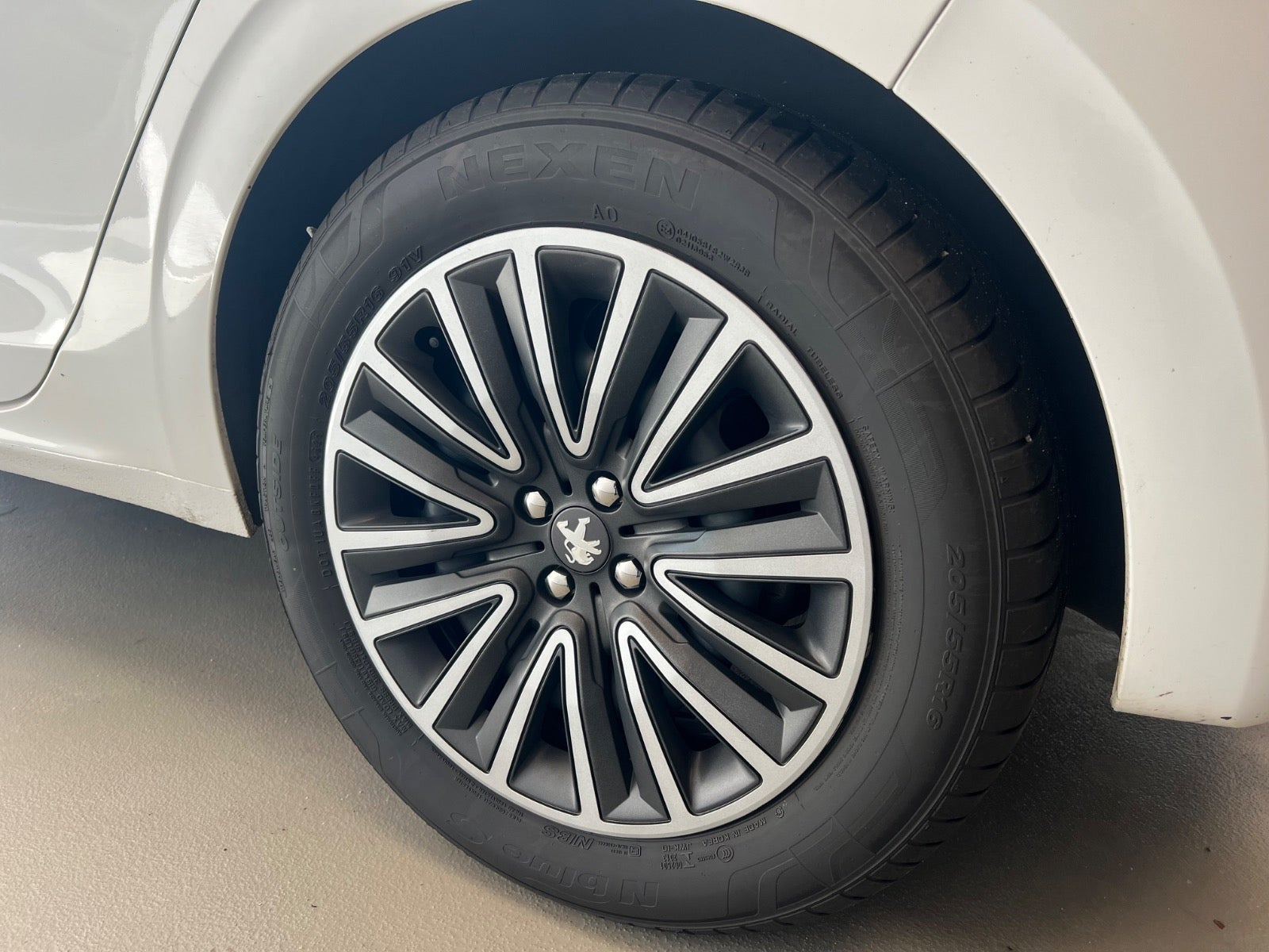 Hvid Peugeot 208 fra 2018