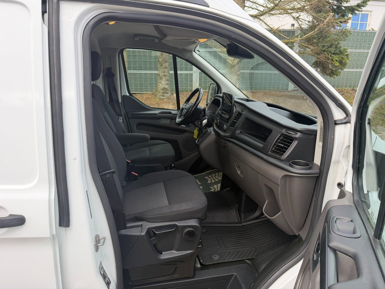 Hvid Ford Transit Custom 320 L2 fra 2021