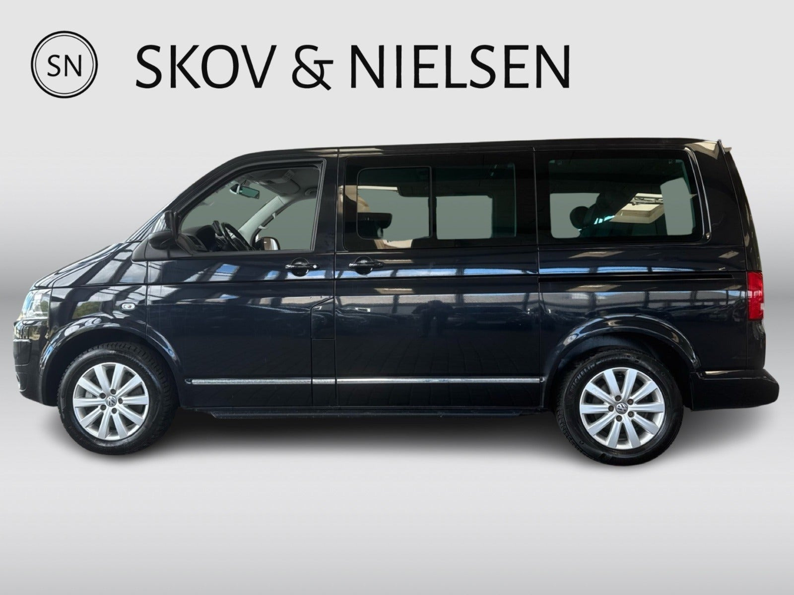 Sort VW Multivan fra 2010