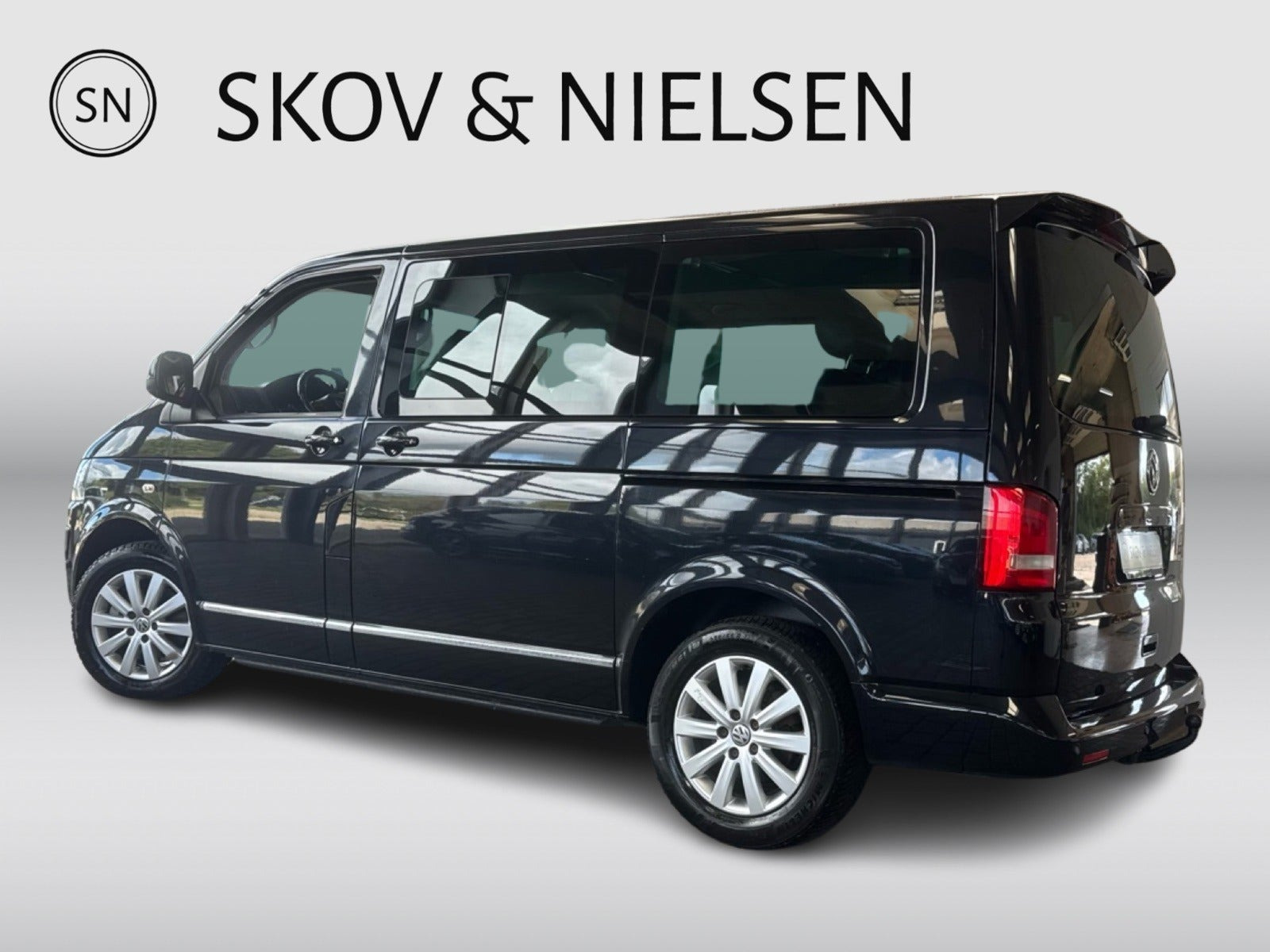 Sort VW Multivan fra 2010