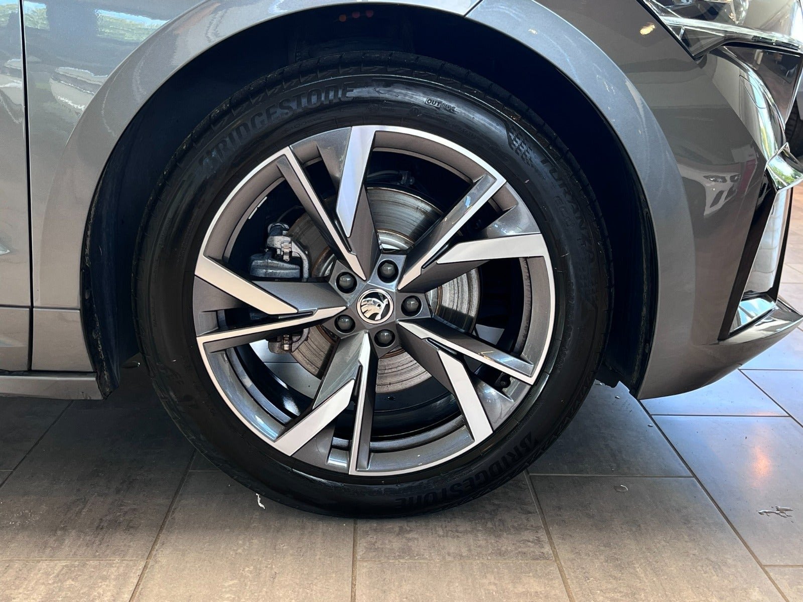 Grå Skoda Enyaq fra 2023