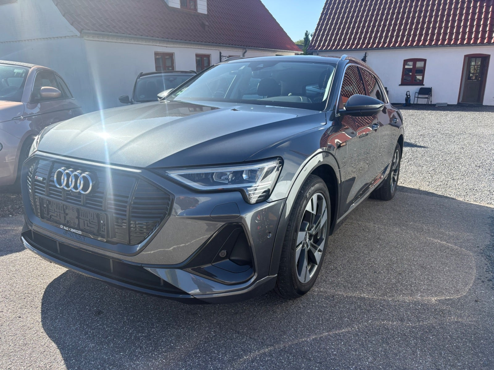 Grå Audi e-tron fra 2021