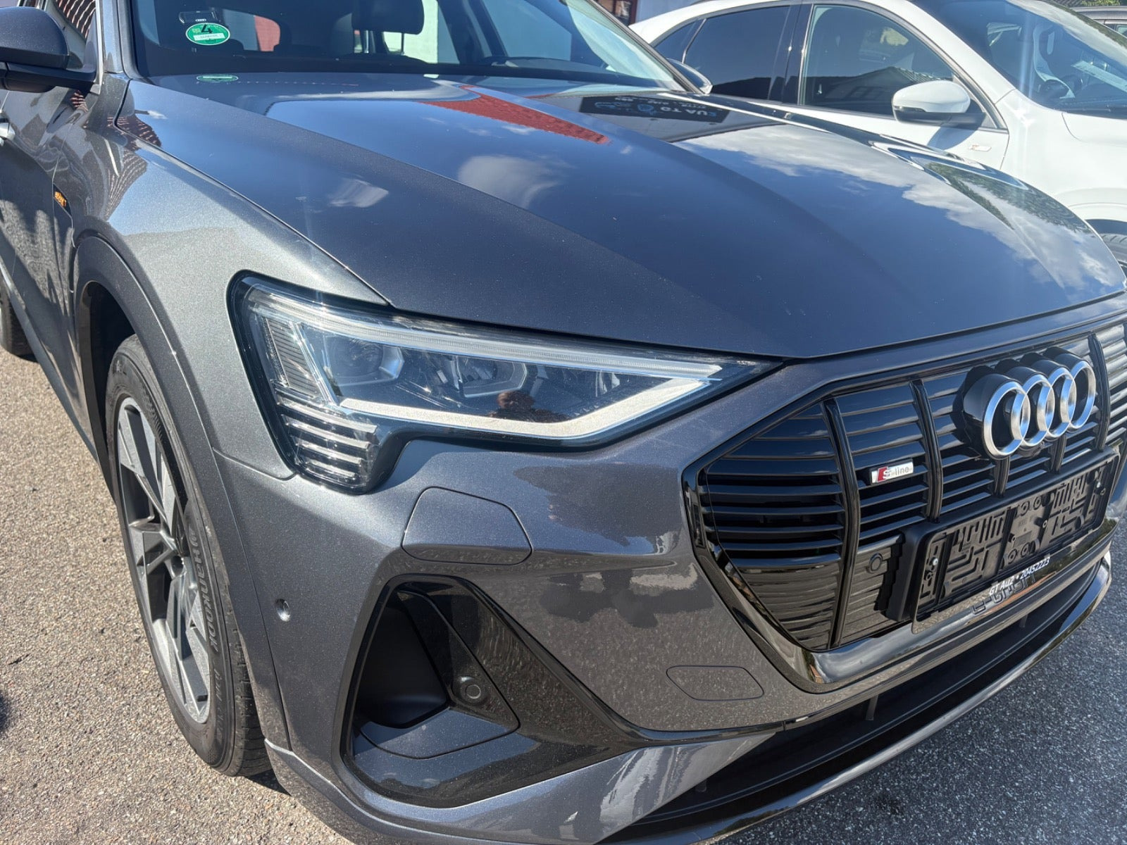 Grå Audi e-tron fra 2021