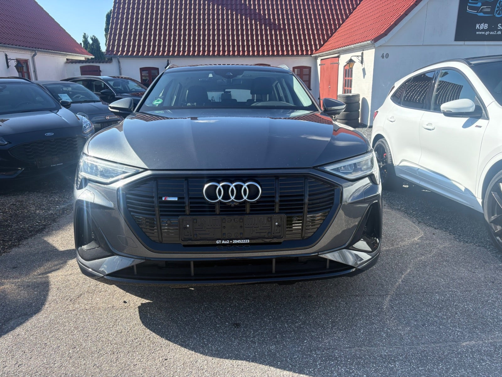 Grå Audi e-tron fra 2021