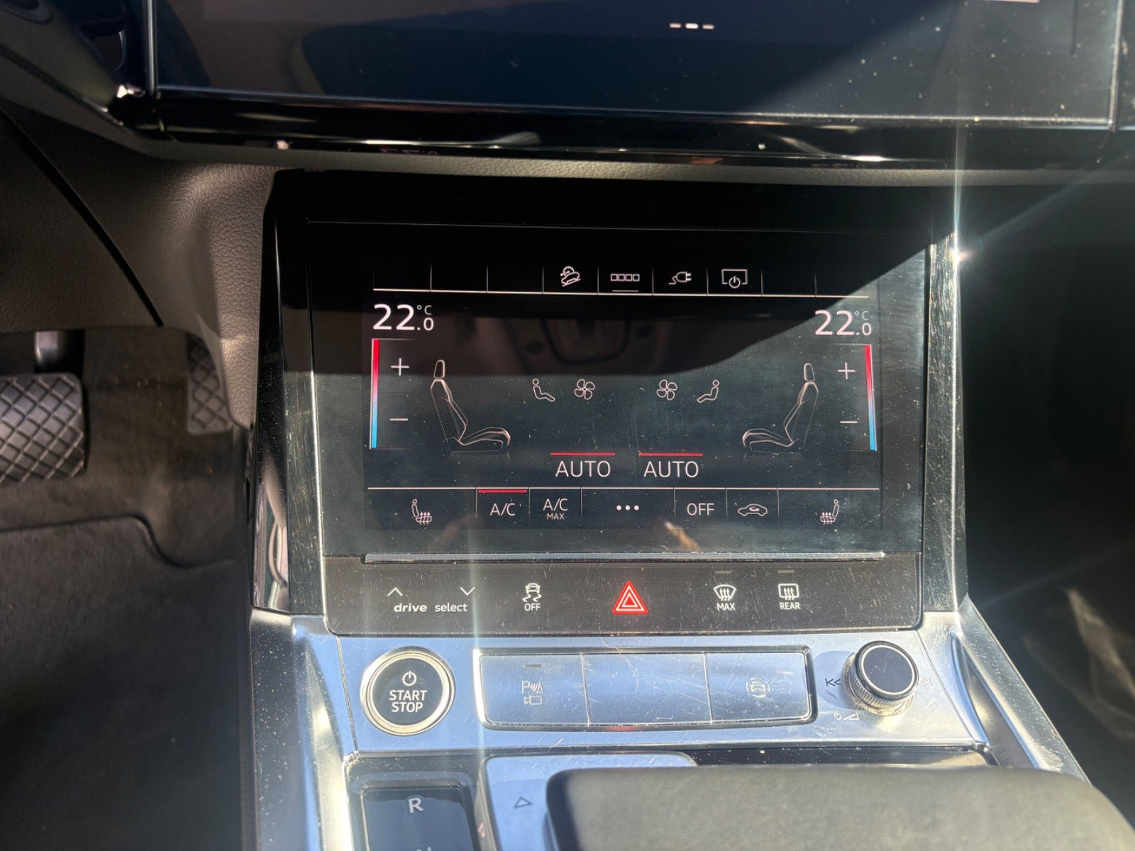 Grå Audi e-tron fra 2021