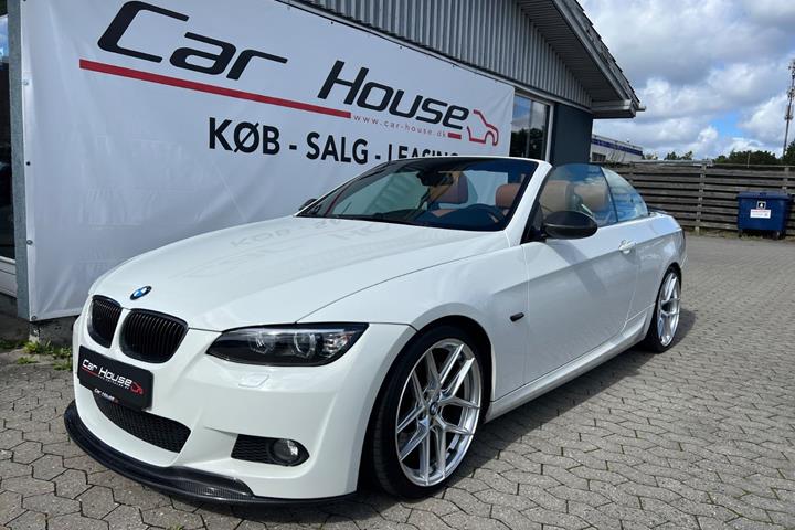 Hvid BMW 335i fra 2008 set udefra