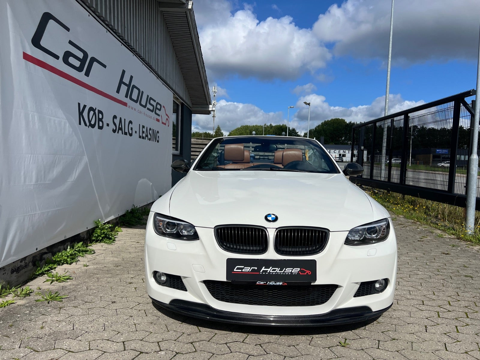 Hvid BMW 335i fra 2008 set udefra