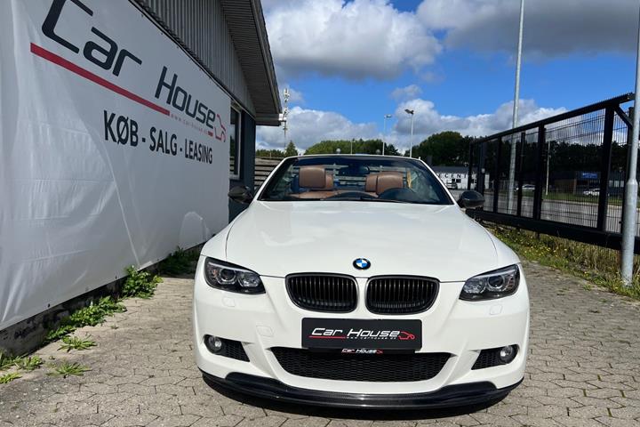 Hvid BMW 335i fra 2008 set udefra