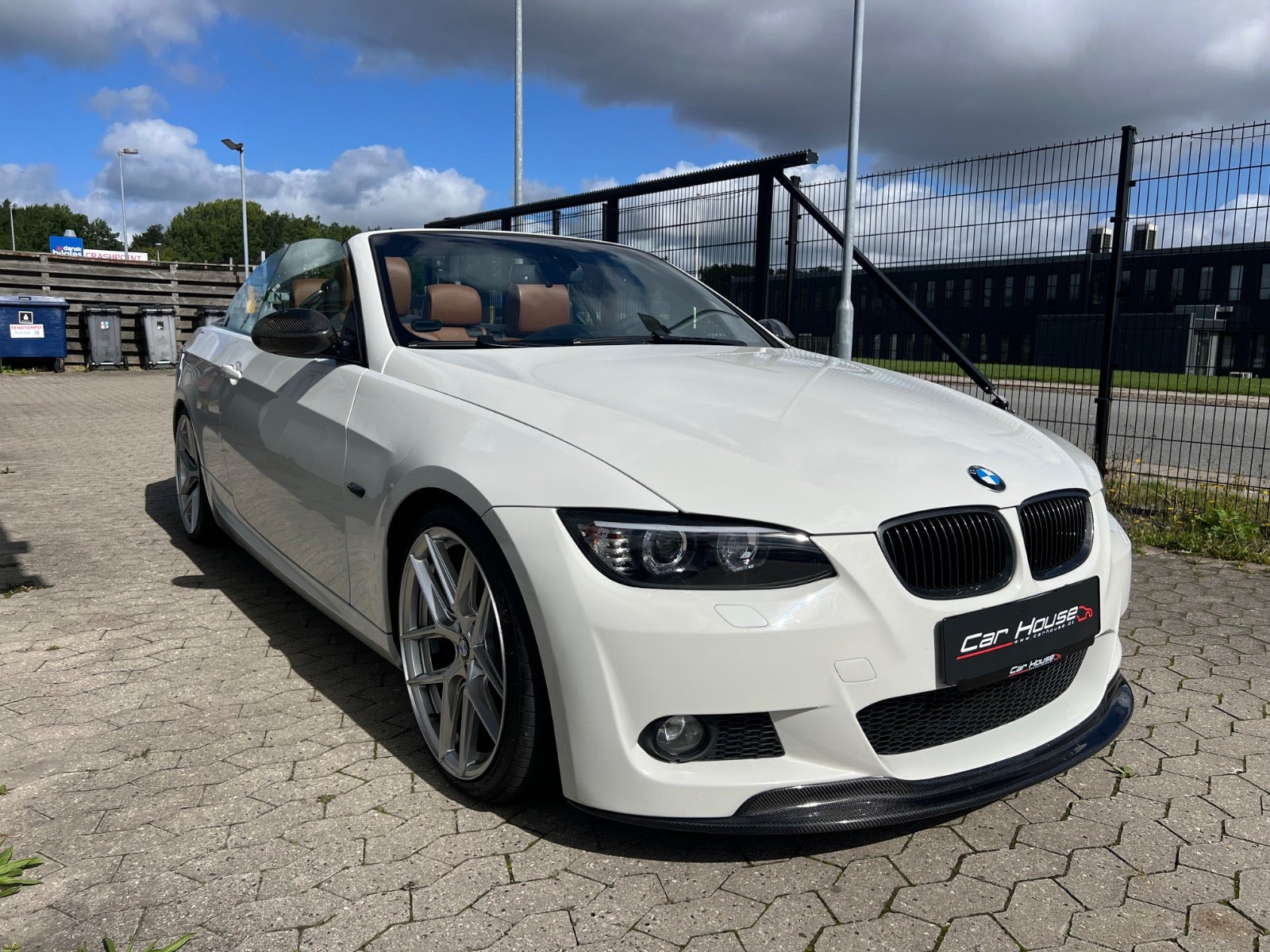 Hvid BMW 335i fra 2008 set udefra