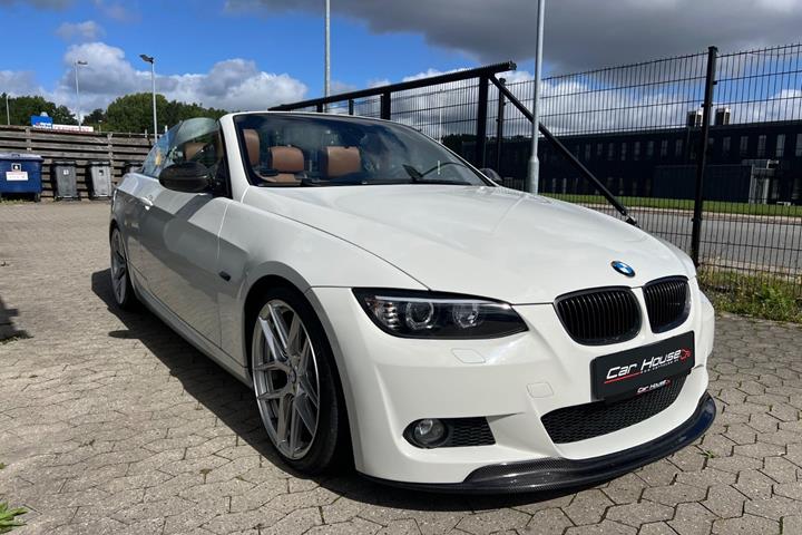 Hvid BMW 335i fra 2008 set udefra