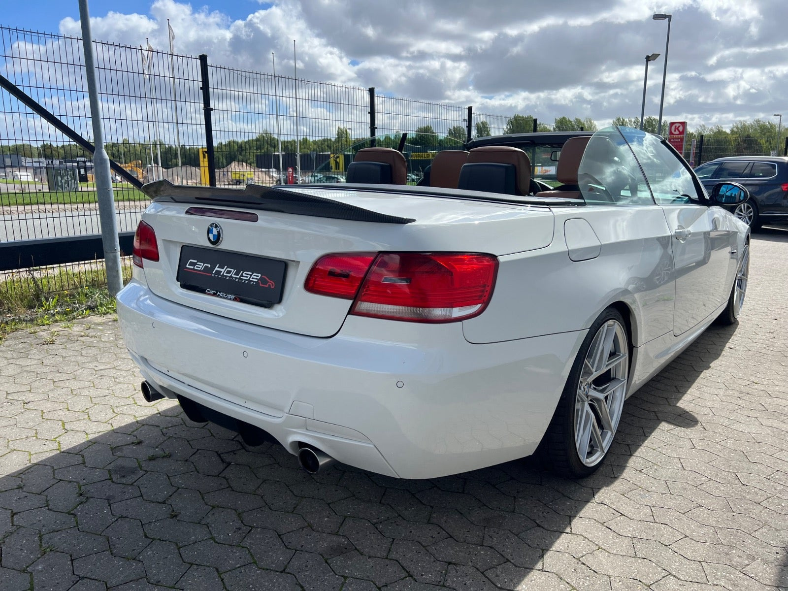 Hvid BMW 335i fra 2008 set udefra
