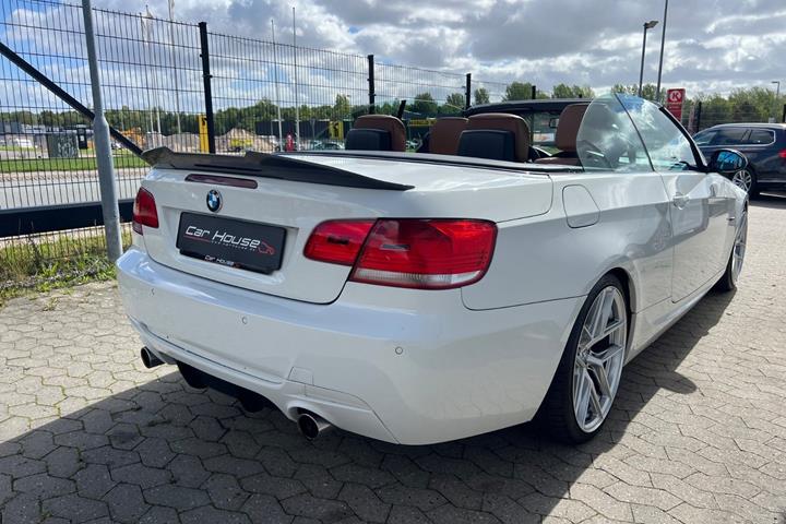 Hvid BMW 335i fra 2008 set udefra