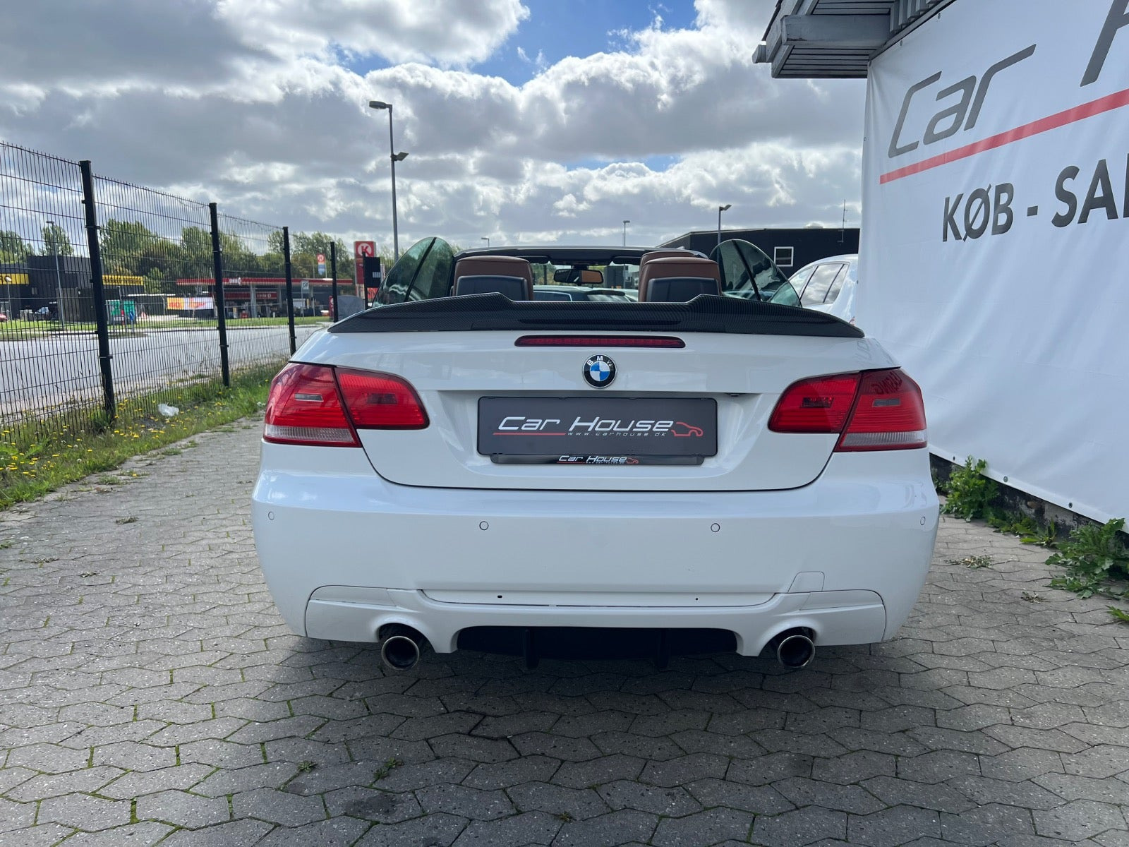 Hvid BMW 335i fra 2008 set udefra