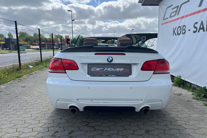 Hvid BMW 335i fra 2008 set udefra