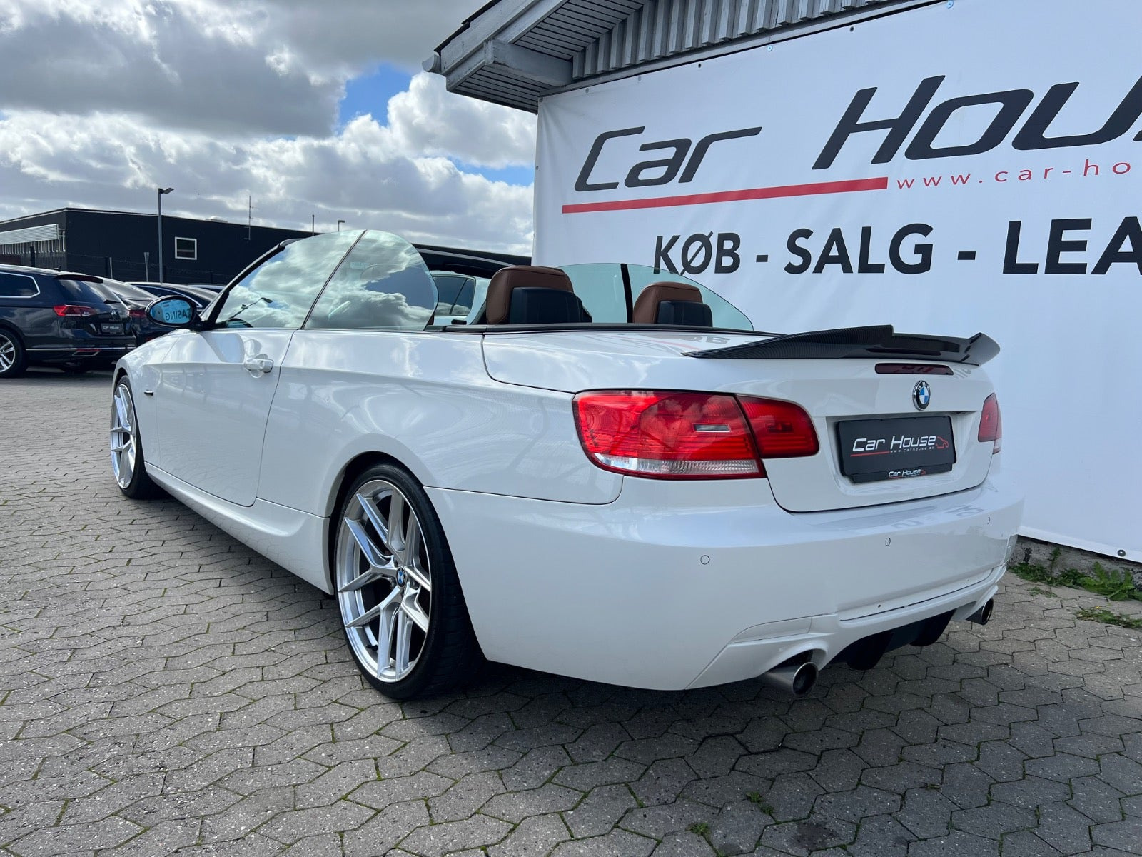 Hvid BMW 335i fra 2008 set udefra