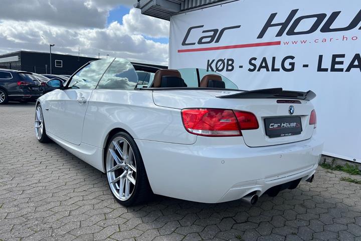 Hvid BMW 335i fra 2008 set udefra