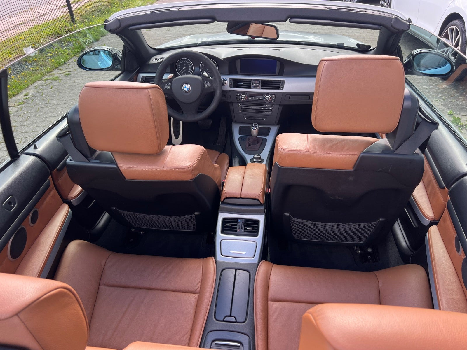 Hvid BMW 335i fra 2008 set indefra