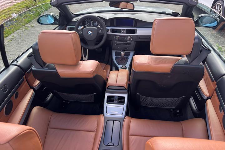 Hvid BMW 335i fra 2008 set indefra