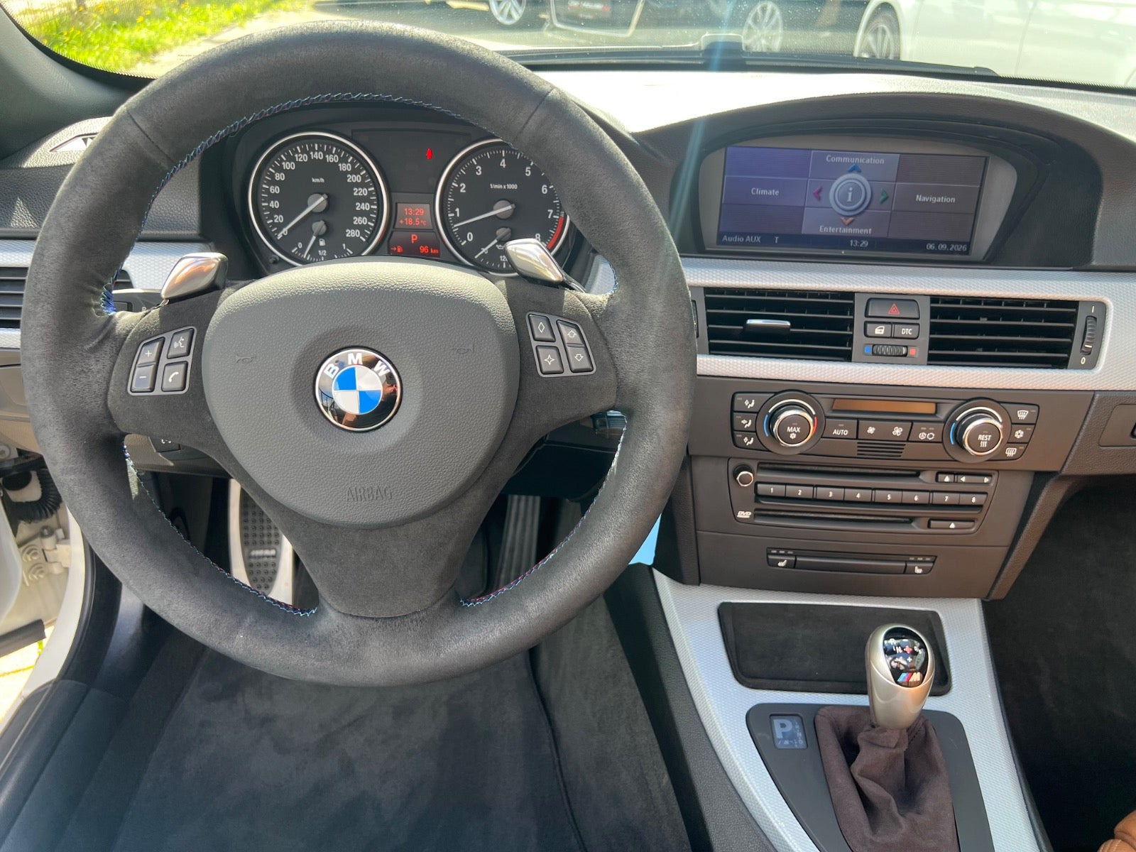 Hvid BMW 335i fra 2008 set indefra