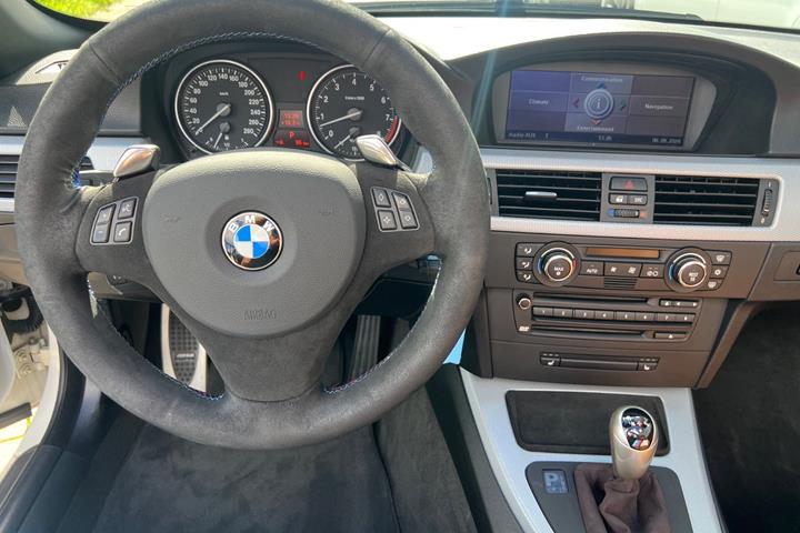 Hvid BMW 335i fra 2008 set indefra