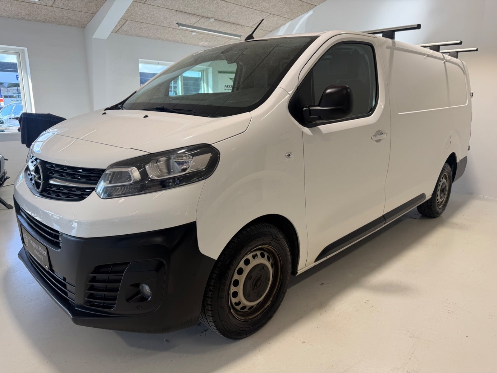 Hvid Opel Vivaro fra 2021